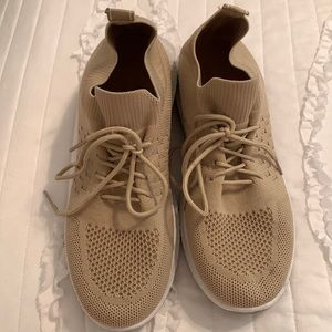 Tan Danakin size 9 tennis shoes